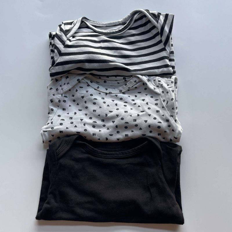 Hema 62/68 - 3 rompers streepjes/vormpjes